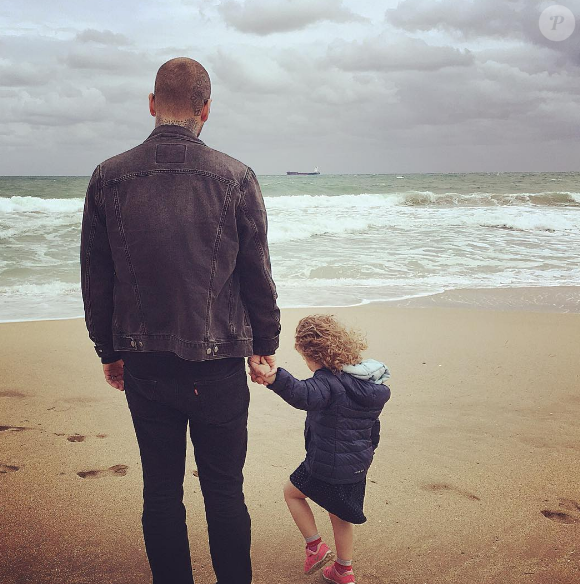 Alex Peyrat et sa fille Romy qu'il partage avec Beatrice Martin, la chanteuse Coeur de Pirate. Photo publiée sur le compte Instagram du tatoueur en mai 2016