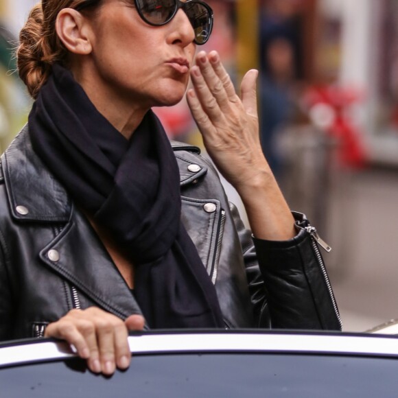 Exclusif - Céline Dion quitte son hôtel pour se rendre à une séance photo avec le photographe Gilles Bensimon à Paris le 17 juin 2016
