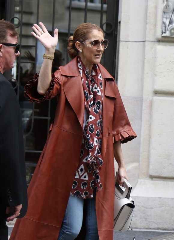 Céline Dion quitte le Royal Monceau pour prendre un jet privé au Bourget (pour Anvers où elle doit donner 2 concerts), à Paris le 19 juin 2016