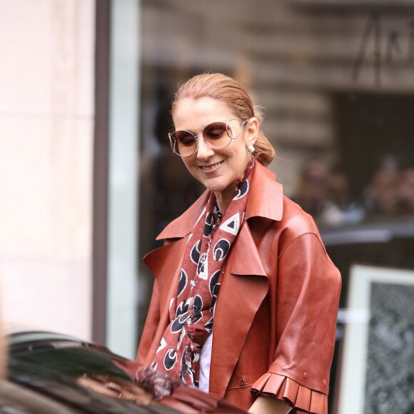 Céline Dion quitte le Royal Monceau pour prendre un jet privé au Bourget (pour Anvers où elle doit donner 2 concerts), à Paris le 19 juin 2016