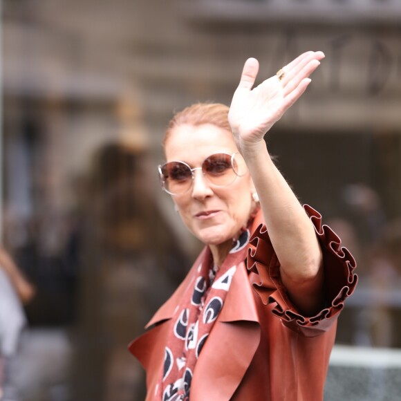 La chanteuse Céline Dion quitte le Royal Monceau pour prendre un jet privé au Bourget (pour Anvers où elle doit donner 2 concerts), à Paris le 19 juin 2016