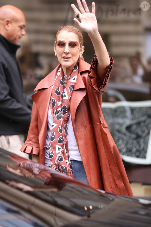 Céline Dion quitte le Royal Monceau pour prendre un jet privé au Bourget (pour Anvers où elle doit donner 2 concerts), à Paris le 19 juin 2016
