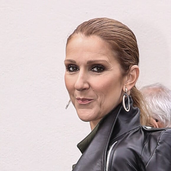 Céline Dion à la sortie de son hôtel Royal Monceau, pose avec des fans, à Paris, le 18 juin 2016