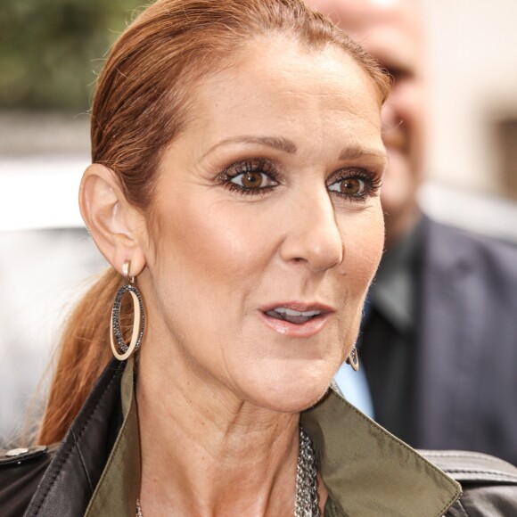 Céline Dion à la sortie de son hôtel Royal Monceau, pose avec des fans, à Paris, le 18 juin 2016