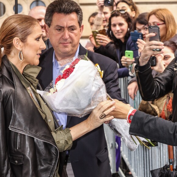 Céline Dion à la sortie de son hôtel Royal Monceau, pose avec des fans, à Paris, le 18 juin 2016
