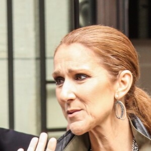 Céline Dion à la sortie de son hôtel Royal Monceau, pose avec des fans, à Paris, le 18 juin 2016