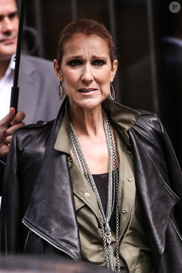Céline Dion à la sortie de son hôtel Royal Monceau, pose avec des fans, à Paris, le 18 juin 2016