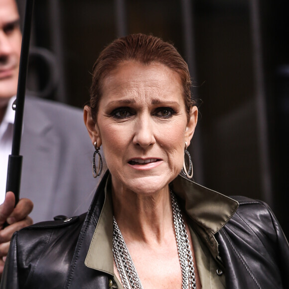 Céline Dion à la sortie de son hôtel Royal Monceau, pose avec des fans, à Paris, le 18 juin 2016