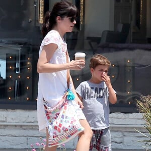 Selma Blair se promène avec son fils Arthur dans les rues de Studio City, le 13 mai 2016