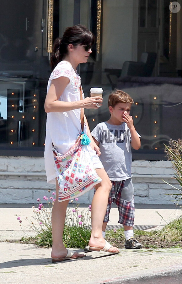 Selma Blair se promène avec son fils Arthur dans les rues de Studio City, le 13 mai 2016