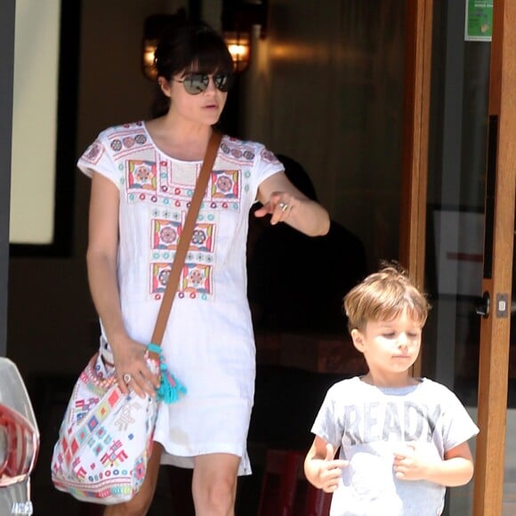 Selma Blair se promène avec son fils Arthur dans les rues de Studio City, le 13 mai 2016