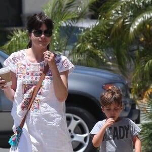 Selma Blair se promène avec son fils Arthur dans les rues de Studio City, le 13 mai 2016