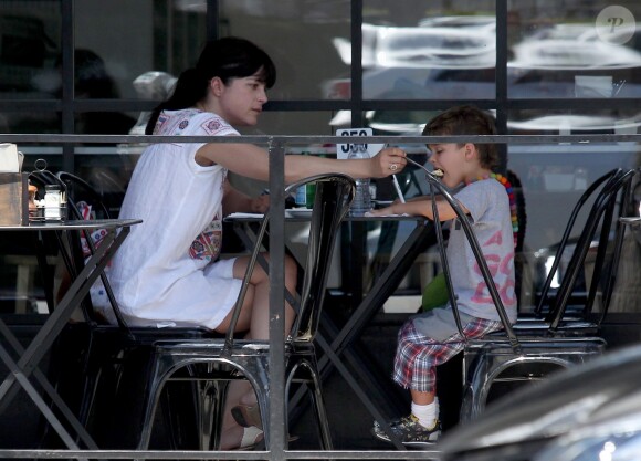 Selma Blair se promène avec son fils Arthur dans les rues de Studio City, le 13 mai 2016