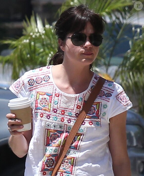 Selma Blair se promène avec son fils Arthur dans les rues de Studio City, le 13 mai 2016