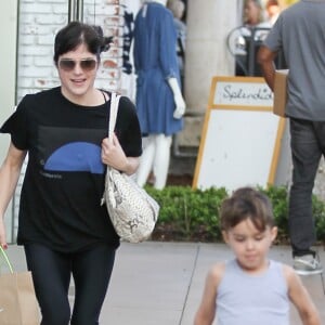 Selma Blair fait du shopping avec son fils Arthur au centre commercial The Grove à Los Angeles, le 29 février 2016.