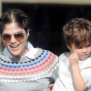 Selma Blair emmène son fils Arthur au parc accompagnée d'un ami à Los Angeles le 21 janvier 2016.