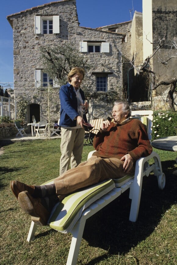 Benoîte Groult et son mari Paul Guimard dans leur maison de Hyères en février 1988.