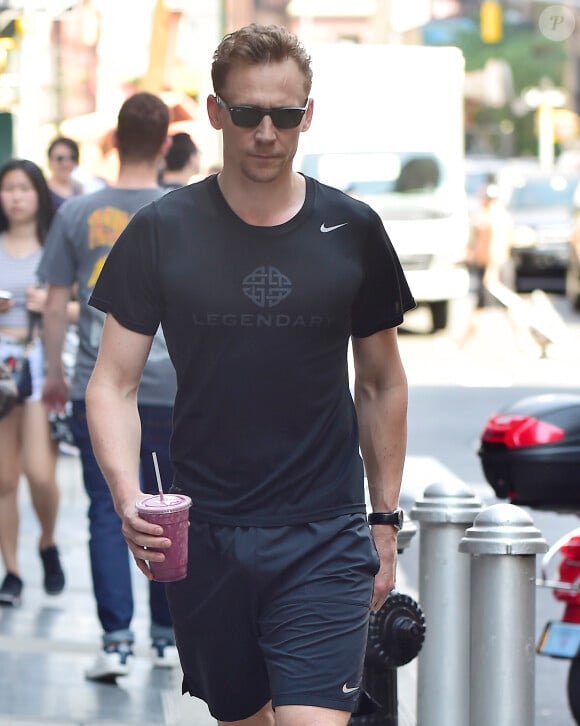 Tom Hiddleston rentre en tenue de sport dans un hôtel à New York puis en ressort en costume le 17 juin 2016