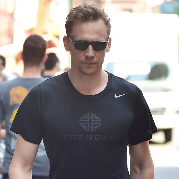 Tom Hiddleston rentre en tenue de sport dans un hôtel à New York puis en ressort en costume le 17 juin 2016