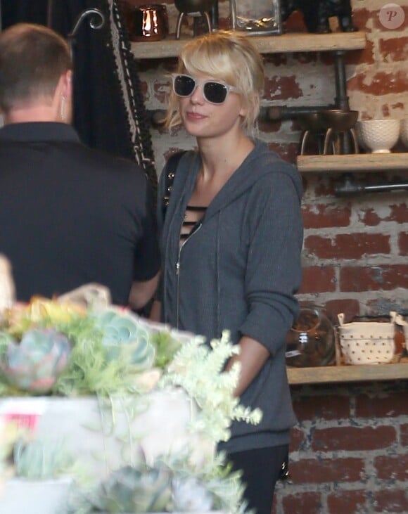 Taylor Swift fait du shopping dans les rues de Los Angeles, le 24 mai 2016