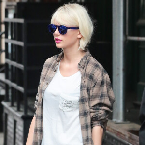 Taylor Swift se promène sous la pluie dans les rues de New York, le 1er mai 2016