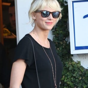 Taylor Swift fait du shopping avec une amie à Fred Segal à West Hollywood, le 28 avril 2016