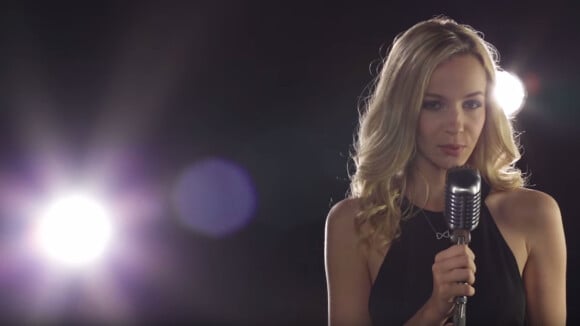Cassandra Foret dans le clip de son single "Premiers frissons d'amour". Juin 2016.