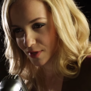 Cassandra Foret dans le clip de son single "Premiers frissons d'amour". Juin 2016.