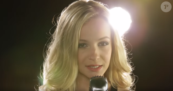 Cassandra Foret dans le clip de son single "Premiers frissons d'amour". Juin 2016.