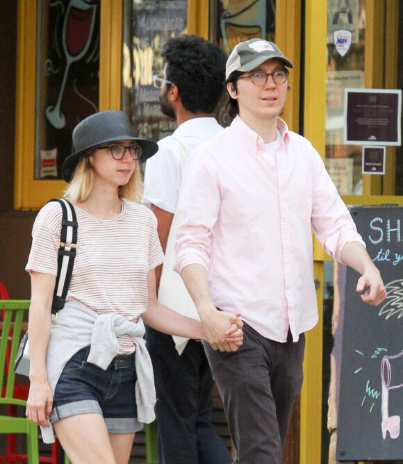 Paul Dano et sa compagne Zoe Kazan dans la rue à New York, le 20 juin 2016.