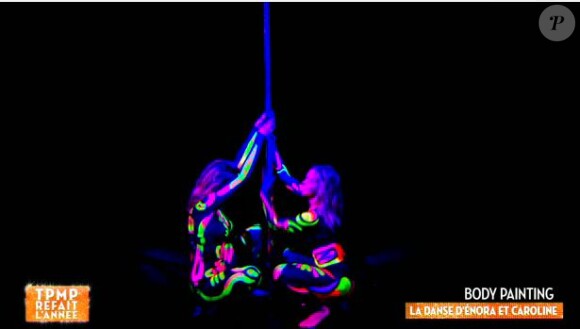Enora Malagré et Caroline Ithurbide sexy pour un pole dance dans "TPMP refait l'année, jeudi 23 juin 2016, sur D8