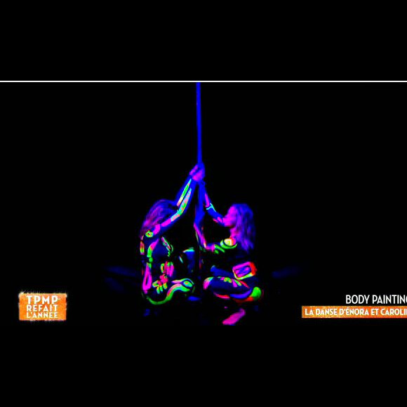Enora Malagré et Caroline Ithurbide sexy pour un pole dance dans "TPMP refait l'année, jeudi 23 juin 2016, sur D8