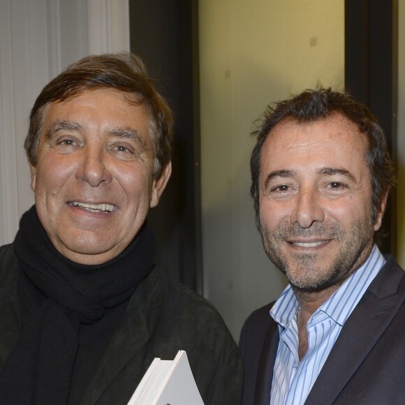 Jean-Pierre Foucault et Bernard Montiel - Vernissage de l'exposition des photographies de Mireille Darc chez Artcurial à Paris le 21 janvier 2016. "Un après-midi à Saint-Germain-des-Prés" regroupe 26 clichés en noir et blanc, intimes et sensibles, qui retracent un moment tout en sensualité dans la vie de Chloé, le modèle choisi par Mireille Darc. © Coadic Guirec/Bestimage