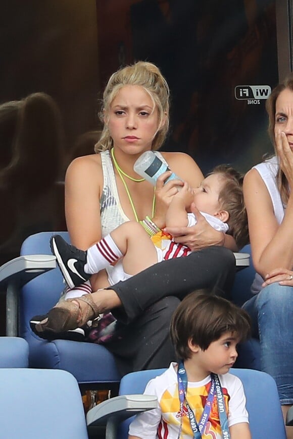 Shakira (compagne Gerard Piqué) avec ses fils Sasha et Milan lors des 8e de finale de l'UEFA Euro 2016 Italie-Espagne au Stade de France à Saint-Denis, France, le 27 juin 2016. © Cyril Moreau/Bestimage