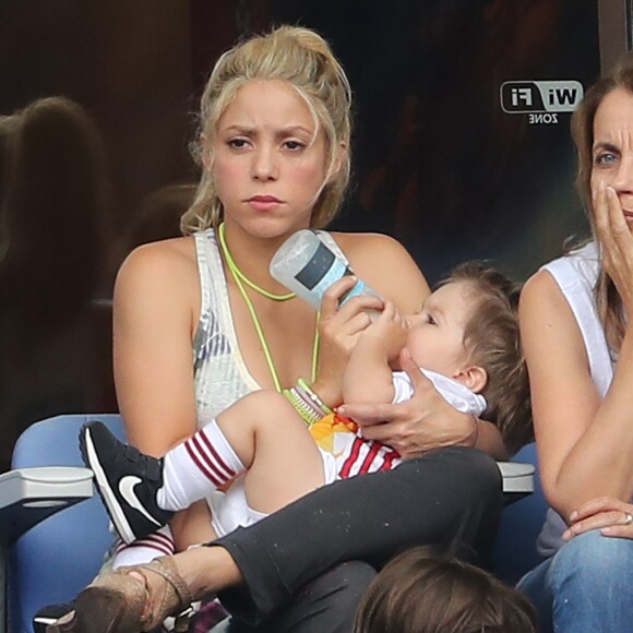 Shakira (compagne Gerard Piqué) avec ses fils Sasha et Milan lors des 8e de finale de l'UEFA Euro 2016 Italie-Espagne au Stade de France à Saint-Denis, France, le 27 juin 2016. © Cyril Moreau/Bestimage
