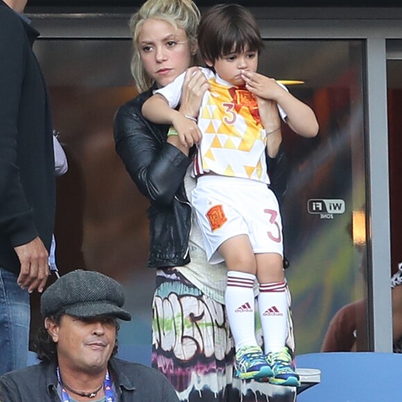 Shakira (compagne Gerard Piqué) avec ses fils Sasha et Milan lors des 8e de finale de l'UEFA Euro 2016 Italie-Espagne au Stade de France à Saint-Denis, France, le 27 juin 2016. © Cyril Moreau/Bestimage