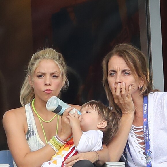 Shakira (compagne Gerard Piqué) avec ses fils Sasha et Milan lors des 8e de finale de l'UEFA Euro 2016 Italie-Espagne au Stade de France à Saint-Denis, France, le 27 juin 2016. © Cyril Moreau/Bestimage