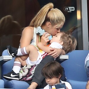 Shakira (compagne Gerard Piqué) avec ses fils Sasha et Milan lors des 8e de finale de l'UEFA Euro 2016 Italie-Espagne au Stade de France à Saint-Denis, France, le 27 juin 2016. © Cyril Moreau/Bestimage