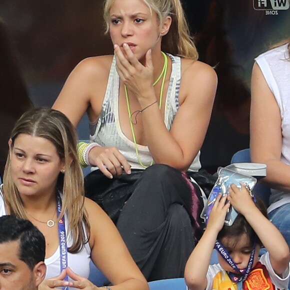 Shakira (compagne Gerard Piqué) avec ses fils Sasha et Milan lors des 8e de finale de l'UEFA Euro 2016 Italie-Espagne au Stade de France à Saint-Denis, France, le 27 juin 2016. © Cyril Moreau/Bestimage