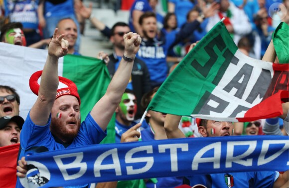 Supporters italiens lors des 8ème de finale de l'UEFA Euro 2016 Italie-Espagne au Stade de France à Saint-Denis, France, le 27 juin 2016