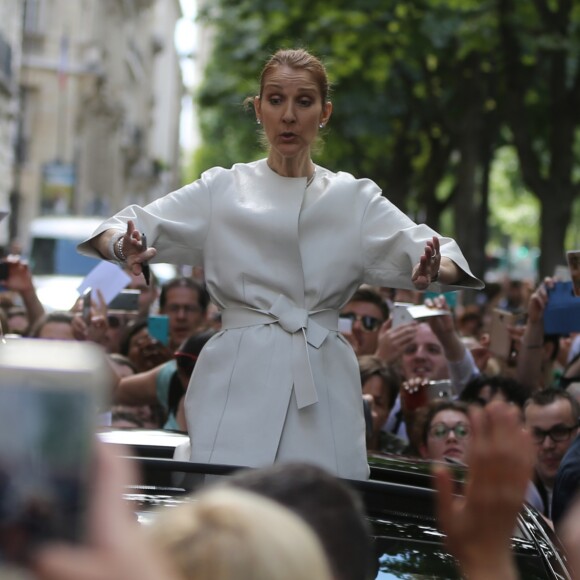 Céline Dion quitte son hôtel, Le Royal Monceau, à Paris le 25 juin 2016 pour son deuxième concert parisien à AccorHôtels Arena