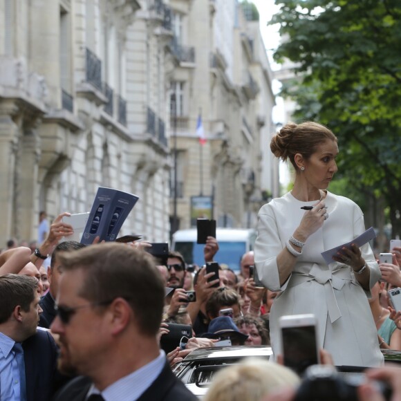 Céline Dion quitte son hôtel, Le Royal Monceau, à Paris le 25 juin 2016 pour son deuxième concert parisien à AccorHôtels Arena