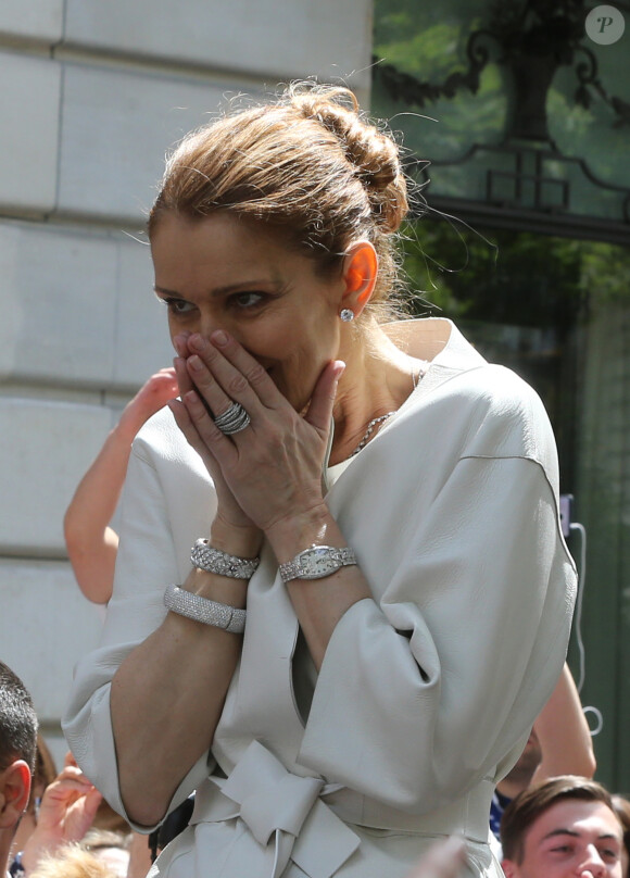 Céline Dion quitte son hôtel, Le Royal Monceau, à Paris le 25 juin 2016 pour son deuxième concert parisien à AccorHôtels Arena