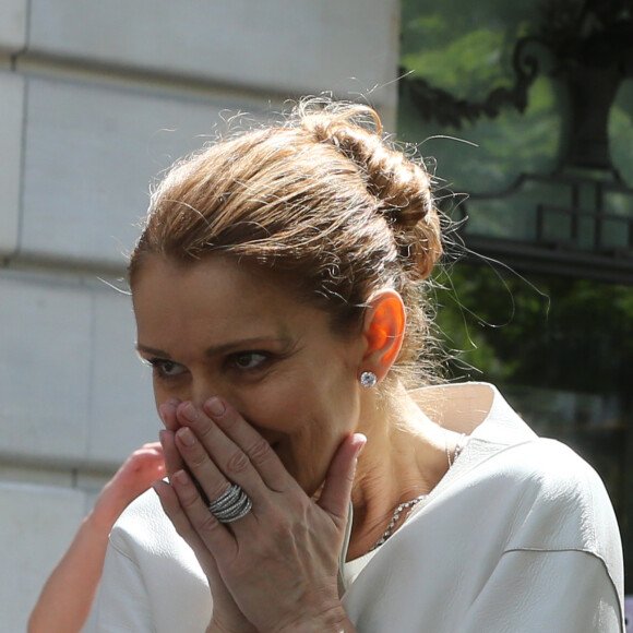 Céline Dion quitte son hôtel, Le Royal Monceau, à Paris le 25 juin 2016 pour son deuxième concert parisien à AccorHôtels Arena