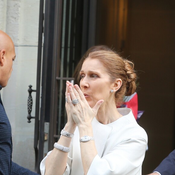 Céline Dion quitte son hôtel, Le Royal Monceau, à Paris le 25 juin 2016 pour son deuxième concert parisien à AccorHôtels Arena