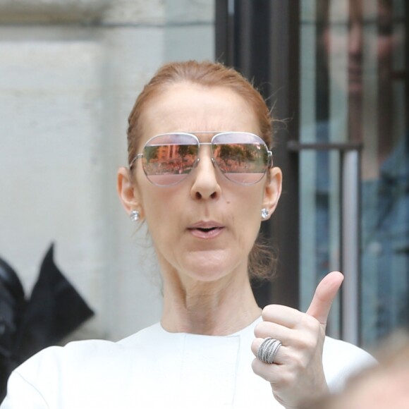 Céline Dion quitte son hôtel, Le Royal Monceau, à Paris le 25 juin 2016 pour son deuxième concert parisien à AccorHôtels Arena