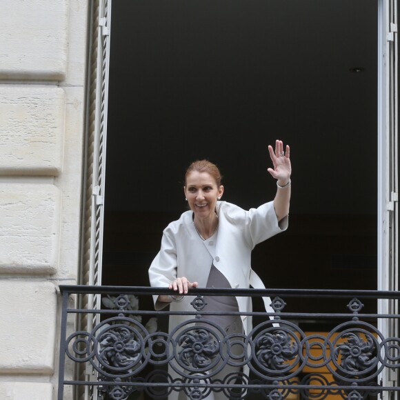 Céline Dion quitte son hôtel, Le Royal Monceau, à Paris le 25 juin 2016 pour son deuxième concert parisien à AccorHôtels Arena