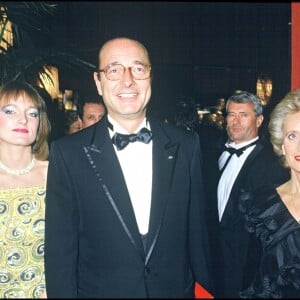 Jacques Chirac avec sa femme Bernadette et leur fille Claude lors d'une soirée en faveur de la lutte contre le sida à Paris en novembre 1985