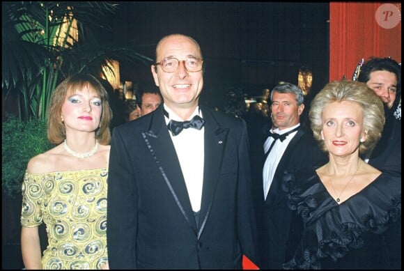 Jacques Chirac avec sa femme Bernadette et leur fille Claude lors d'une soirée en faveur de la lutte contre le sida à Paris en novembre 1985