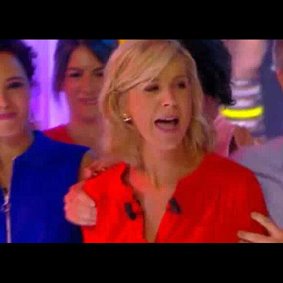 Laurence Ferrari entourée de l'équipe du "Grand 8" pour la dernière, jeudi 30 juin 2016, sur D8